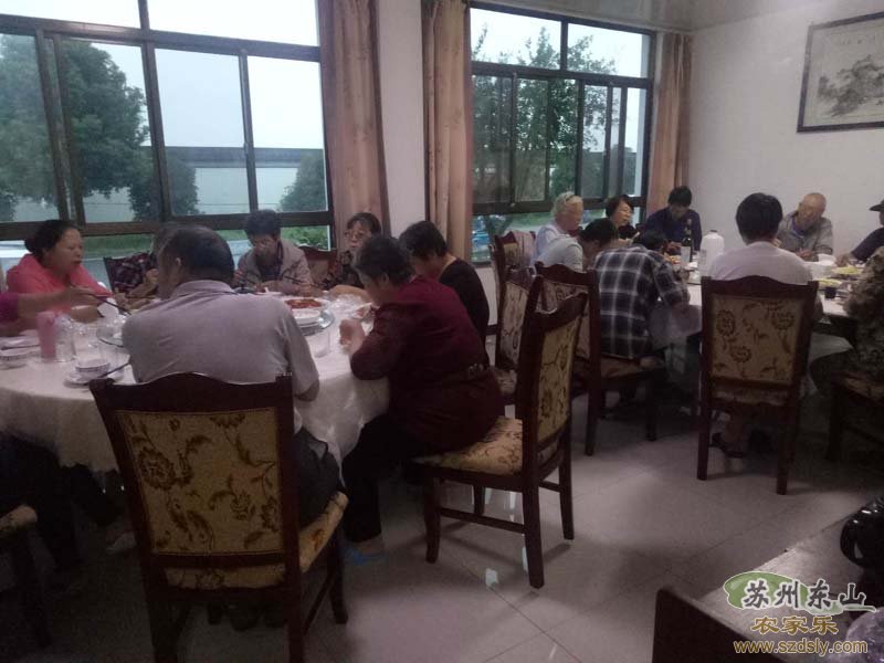 团队游客在东山严巷农家乐吃饭