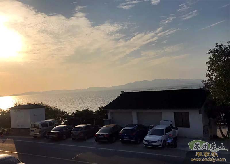 农家乐门口湖光山色